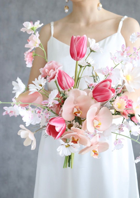 チューリップと胡蝶蘭のふわふわエアリーブーケ　ウェディング　完成品　ブライダル　春　ピンク　即納可能 5枚目の画像