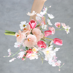 チューリップと胡蝶蘭のふわふわエアリーブーケ　ウェディング　完成品　ブライダル　春　ピンク　即納可能 7枚目の画像