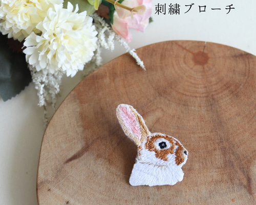 ハンドメイド　刺繍　ブローチ　メルヘンうさぎ 素敵な作家さんシリーズ】メルヘンなビーズ刺繍アクセサリー作家