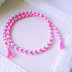 ミサンガ糸のピンク＆ホワイトのアンクレット（ミサンガ） 1枚目の画像