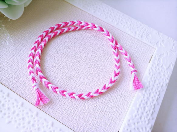 ミサンガ糸のピンク＆ホワイトのアンクレット（ミサンガ） 1枚目の画像