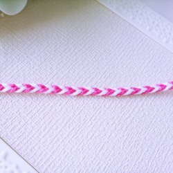 ミサンガ糸のピンク＆ホワイトのアンクレット（ミサンガ） 2枚目の画像