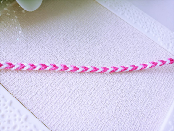 ミサンガ糸のピンク＆ホワイトのアンクレット（ミサンガ） 2枚目の画像