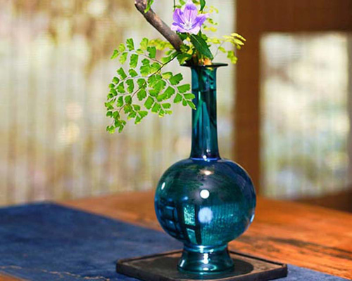 ユニーク な形状のガラス製 花瓶 花器 サンドアート ①です。 55c1eb9c4b07c03b399547487d8312