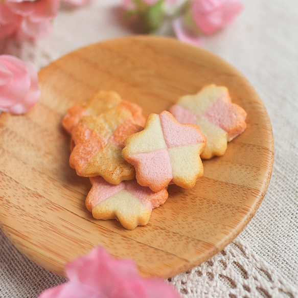 桜チェック柄ビスケット市松型様の桜クッキー イヤリング シミュレーションフード 春 ピンク系 1枚目の画像