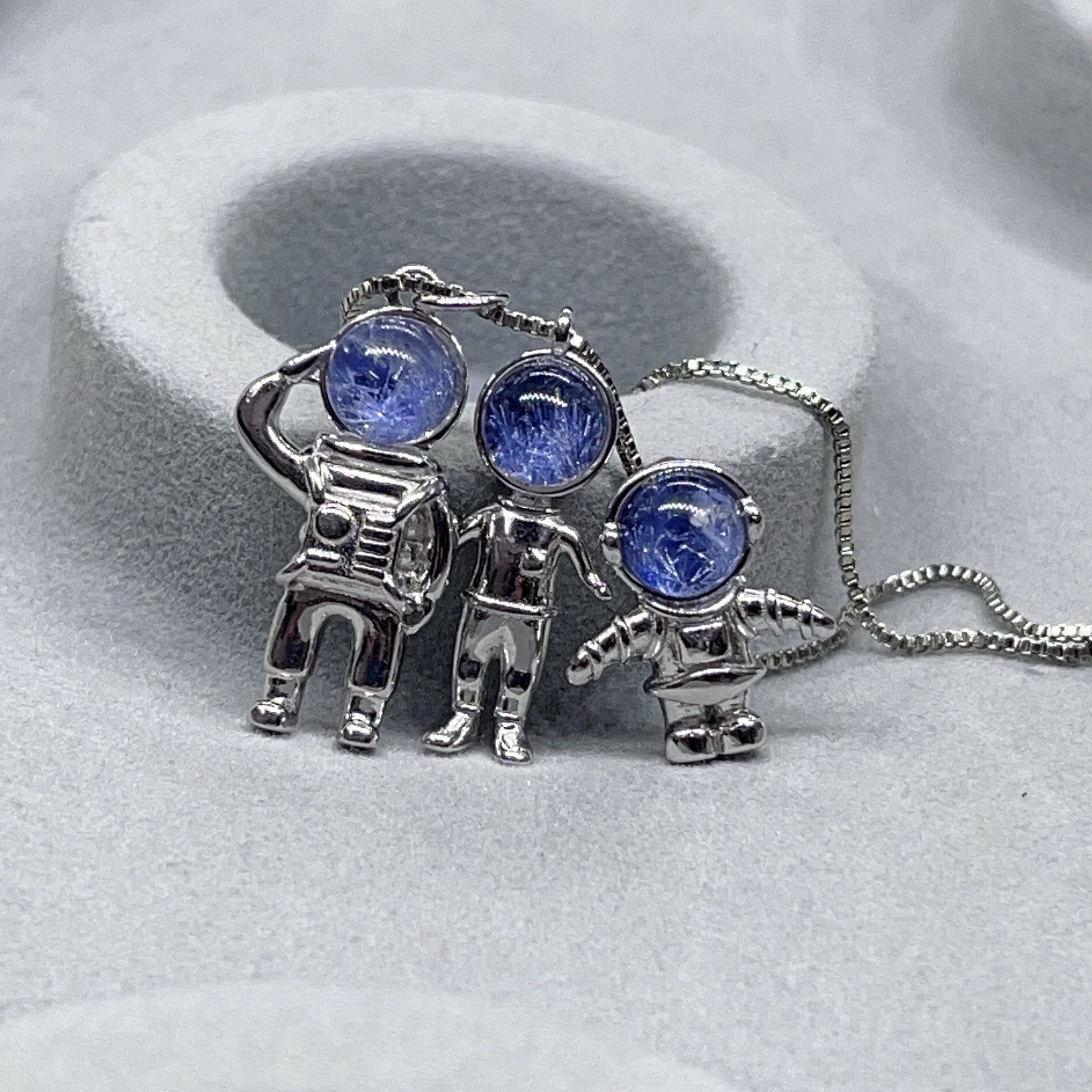 天然無処理　デュモルチェライト デザイン　ペンダントトップ 宇宙飛行士三兄弟