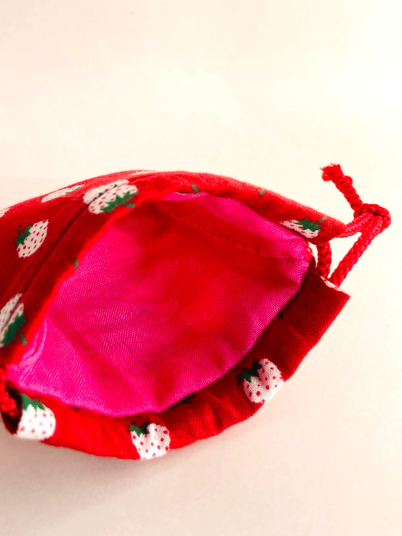 ♬ファブリック2024♬ 手縫いのミニ巾着袋 いちご柄 赤 3枚目の画像