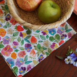 イチゴとビオラ　大判ハンカチ　スカーフ 2枚目の画像