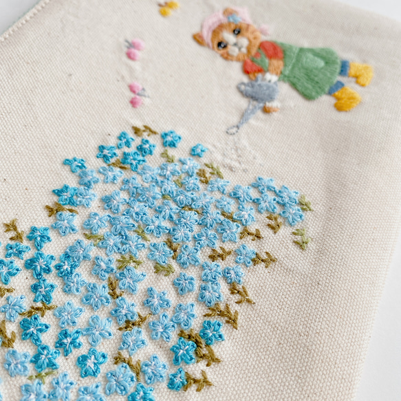 刺繍　フラットポーチ＊春　ネモフィラ畑のねこちゃん〈無料ラッピング〉 6枚目の画像