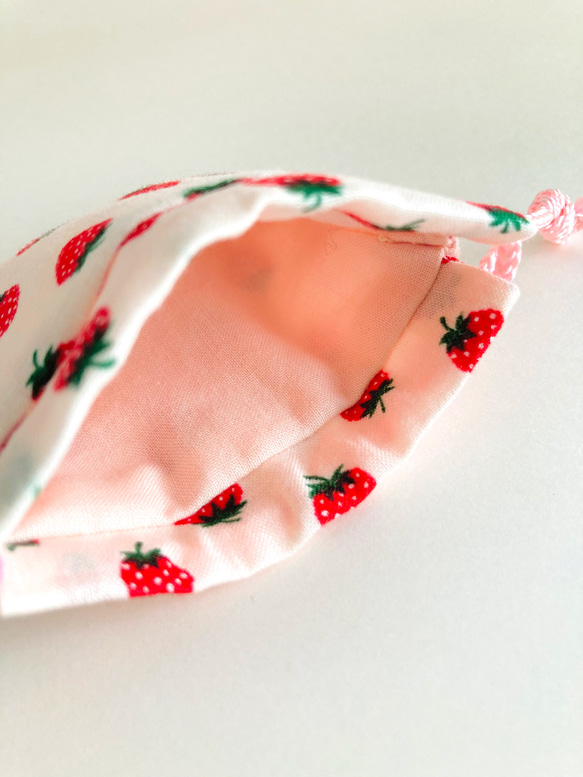 ♬ファブリック2024♬ 手縫いのミニ巾着袋 いちご柄 ピンク 3枚目の画像