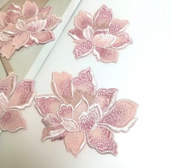 6枚入り(大2、小4) ❣️ ケミカル 刺繍 お花モチーフ  ハンドメイドパーツ 手芸　素材 2枚目の画像