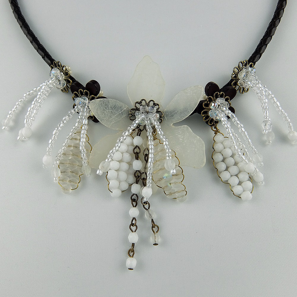 セルロイドフラワーモチーフとチェコビーズ葉っぱのショートネックレス、ホワイト系の花と葉っぱをモチーフにしたネックレス