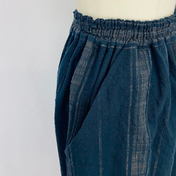 【遠州織物】ストレスフリー ワイドパンツ 短丈 逆スラブ ストライプ 織物 オーガニックコットン 黒系 3枚目の画像