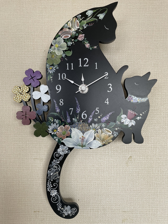 白い百合の黒猫壁掛け時計 1枚目の画像