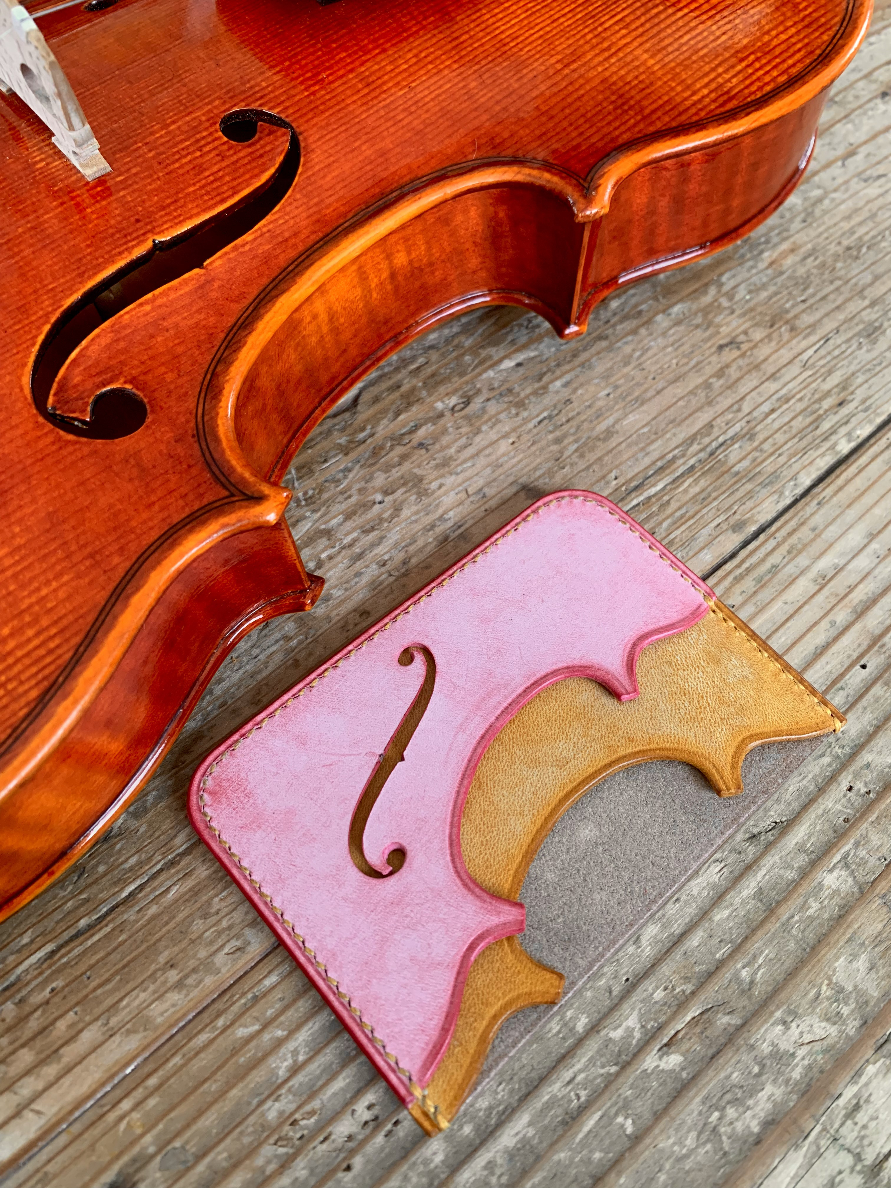 手縫いで創った革のパスケース『Primavera - Topolino 259』