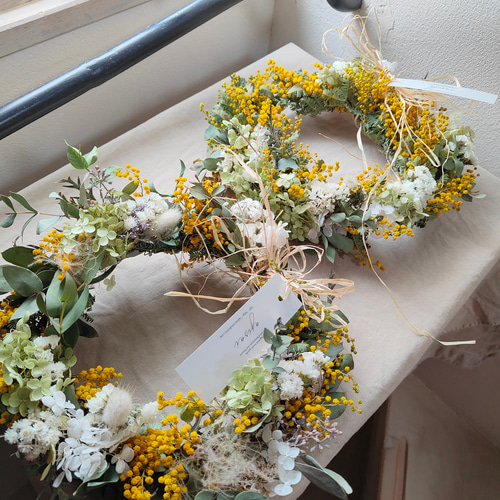 受注制作ユーカリと紫陽花と花々のリース ユーカリと紫陽花のフライングリース | F L E U R I