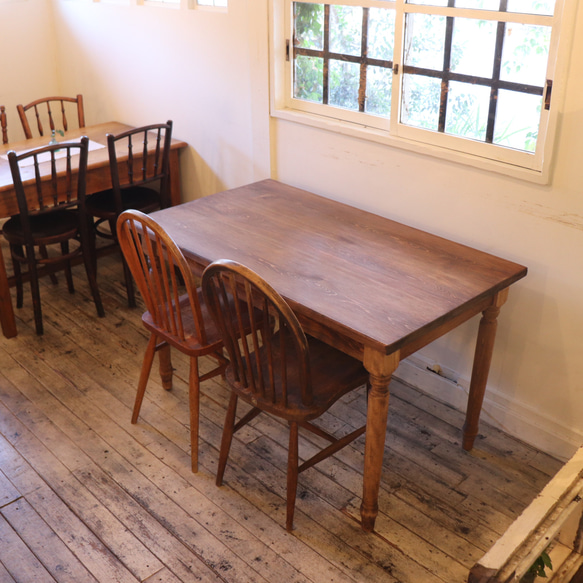 ヒノキW1600奥行700 シャビー調　レトロ　ろくろ足　カウンターテーブル ダイニングテーブル・木足　テーブル お写真はw1200サイズの見本です 撮影の際は自然光や白熱灯があたっております イス 椅子 小物類は撮影用でついていません