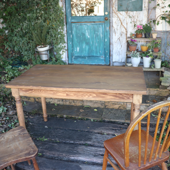 ヒノキW1600奥行700 シャビー調　レトロ　ろくろ足　カウンターテーブル ダイニングテーブル・木足　テーブル お写真はw1200サイズの見本です 撮影の際は自然光や白熱灯があたっております イス 椅子 小物類は撮影用でついていません