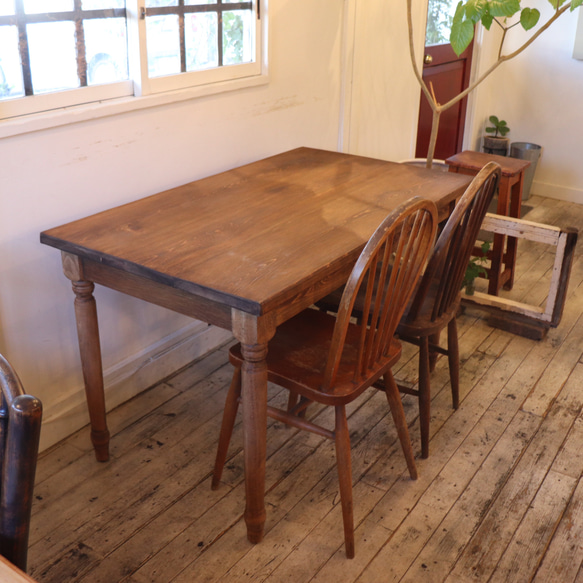 ヒノキW1600奥行700 シャビー調　レトロ　ろくろ足　カウンターテーブル ダイニングテーブル・木足　テーブル お写真はw1200サイズの見本です 撮影の際は自然光や白熱灯があたっております イス 椅子 小物類は撮影用でついていません