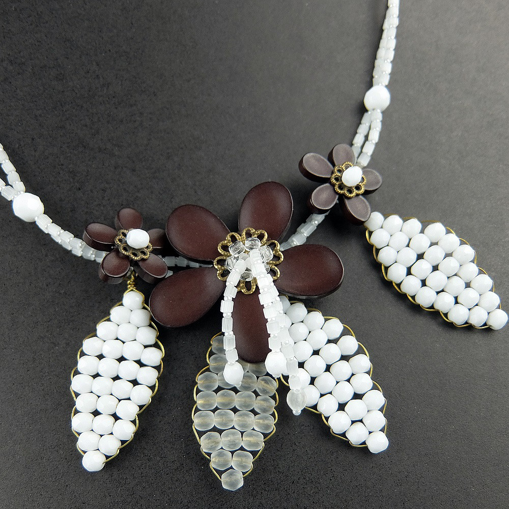 大小の花モチーフとチェコビーズで作った葉っぱの付いたショートネックレス、花と葉っぱのハンドメイドネックレス