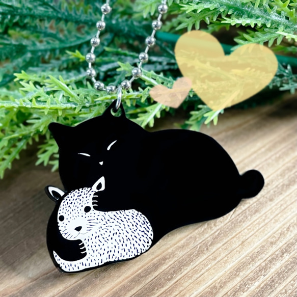 カピバラさんを抱きしめるふくよかな黒猫／シュール　可愛い　ポップ　ユニーク　個性的　キーホルダー　ペンダント 1枚目の画像
