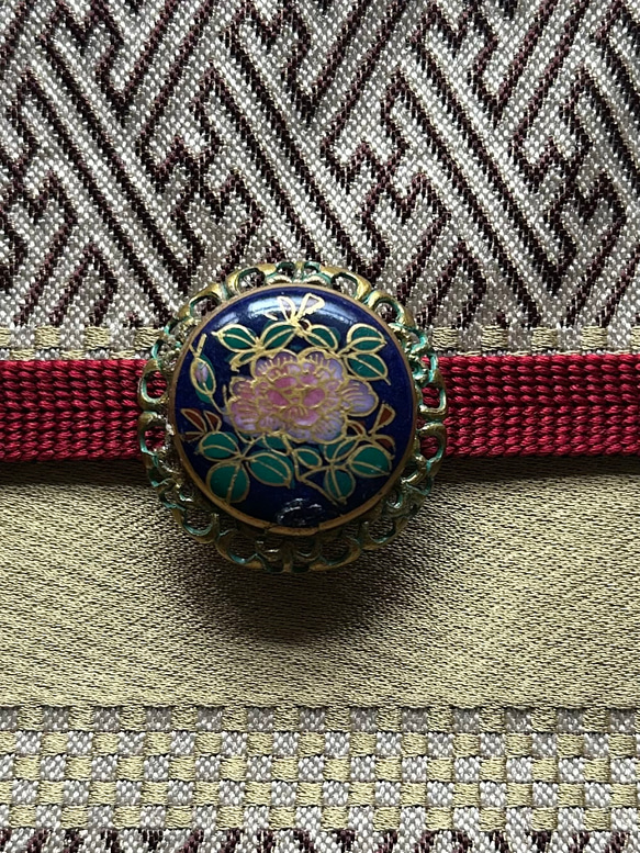 アンティーク薩摩ボタンの可憐な椿の帯留め「清雅」 7枚目の画像