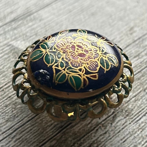 アンティーク薩摩ボタンの可憐な椿の帯留め「清雅」 帯留め あか