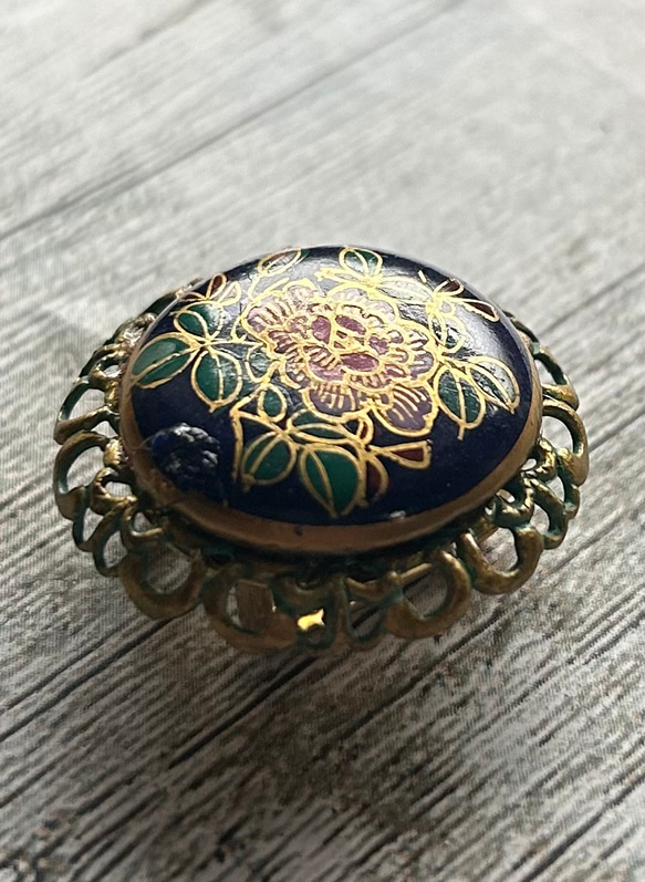 アンティーク薩摩ボタンの可憐な椿の帯留め「清雅」 2枚目の画像