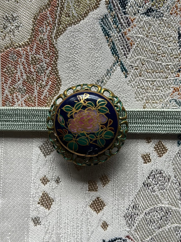 アンティーク薩摩ボタンの可憐な椿の帯留め「清雅」 8枚目の画像
