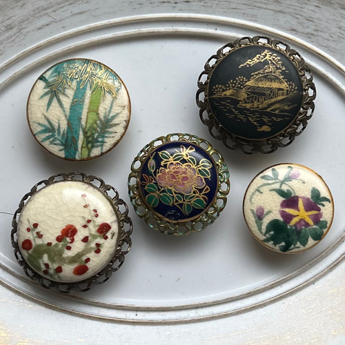 アンティーク薩摩ボタンの可憐な椿の帯留め「清雅」 帯留め あか