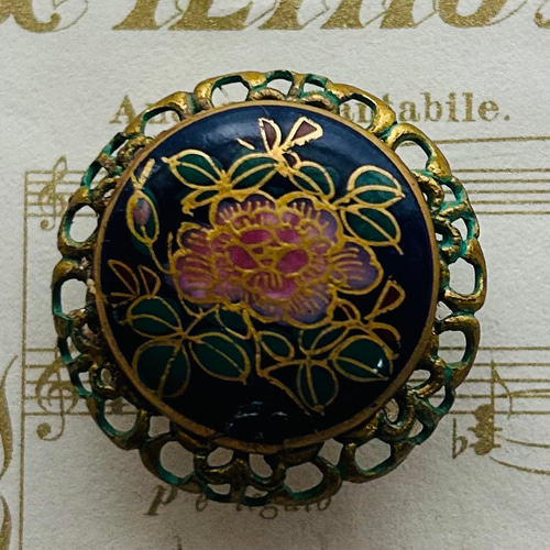 アンティーク薩摩ボタンの可憐な椿の帯留め「清雅」 帯留め あか