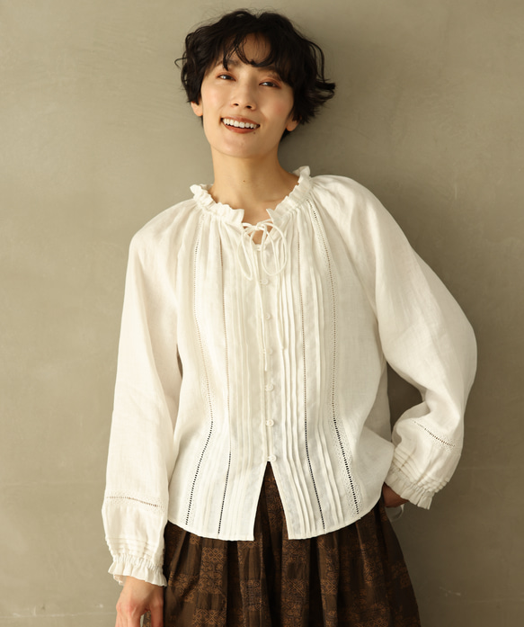 優雅亞麻襯衫，頸部有褶邊、細褶和蕾絲，白色 240310-1 第4張的照片