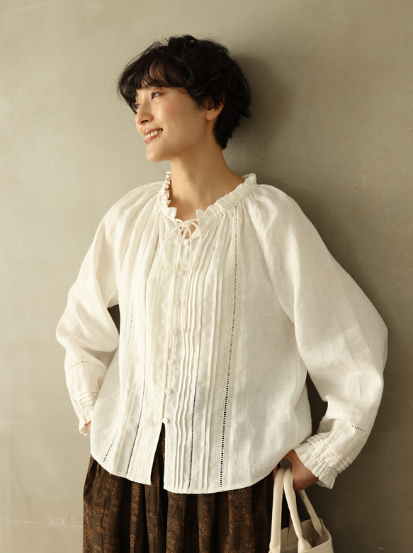 優雅亞麻襯衫，頸部有褶邊、細褶和蕾絲，白色 240310-1 第2張的照片
