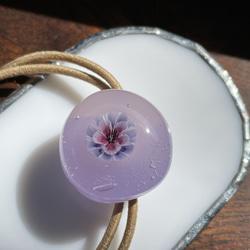 ガラスの ヘアゴム 花ひとつぶ　ほんのりピンク×紫　 8枚目の画像