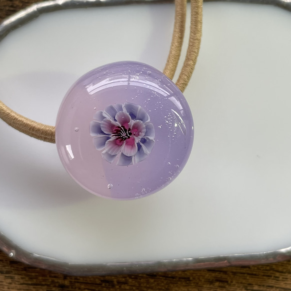 ガラスの ヘアゴム 花ひとつぶ　ほんのりピンク×紫　 2枚目の画像