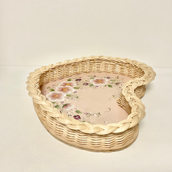 心形柳條托盤，配有粉紅色的花朵和漿果 第3張的照片