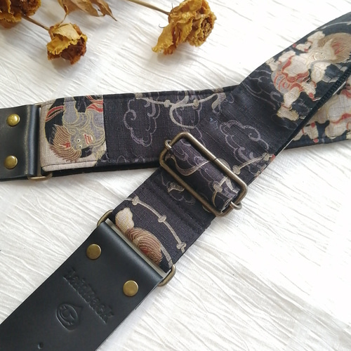 和柄ギターストラップ 着物シリーズ 花柄/黒 ハンドメイド #006 送料無料】和柄ギターストラップ☆風神雷神ブラック 楽器
