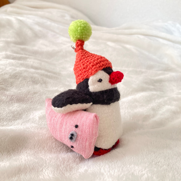 おやすみペンギン（赤クチバシ）＊ブタさん枕付き 3枚目の画像