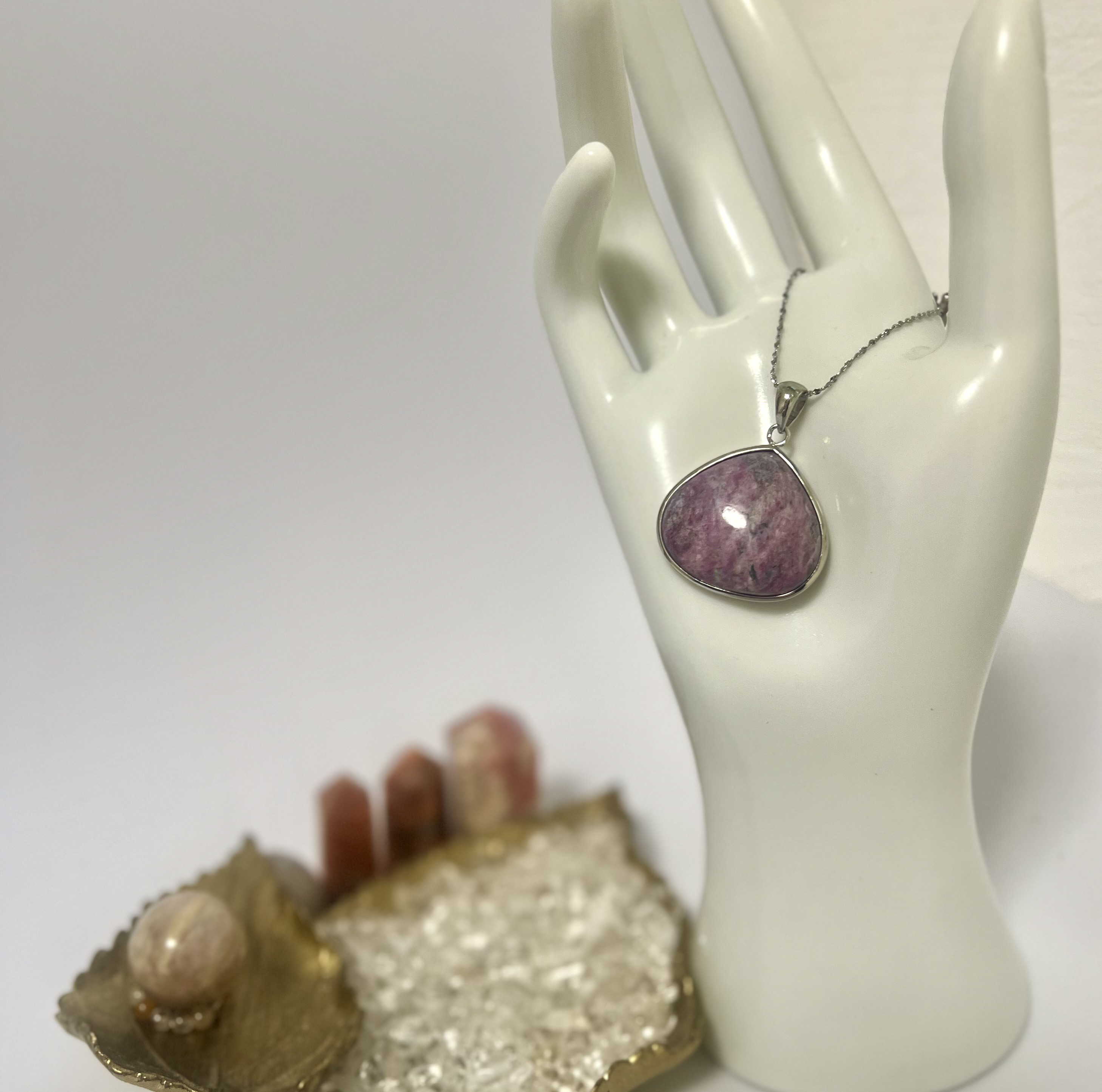 ルビーインゾイサイトのネックレス