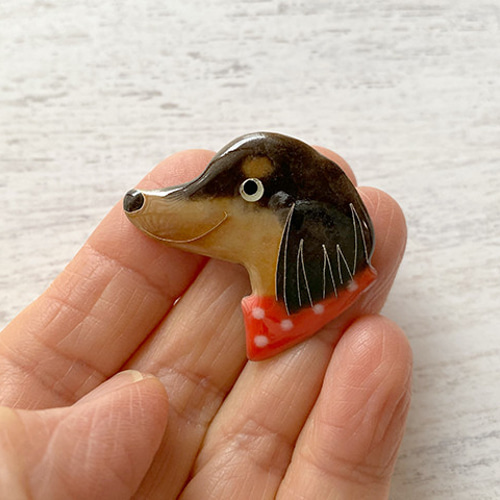 七宝アクセサリー「ミニチュアダックスのブローチ」 ブローチ luce  