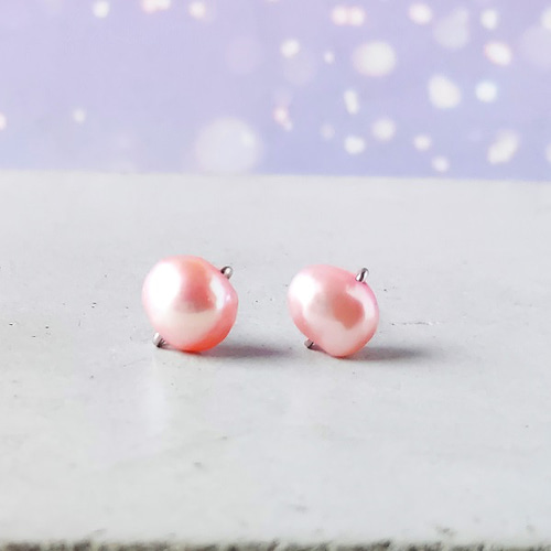 レアカラー】桜ピンク 淡水パール フラットバロックのワイヤーピアス 