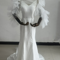 免運費！看起來非常時尚的白色婚紗越來越受歡迎！吊帶背心披肩珍珠婚禮新娘 第5張的照片