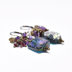 耳環採用藍綠色鍍銀羅馬玻璃、重型石榴石和紫水晶、赫基默鑽石和阿富汗零件。 第6張的照片