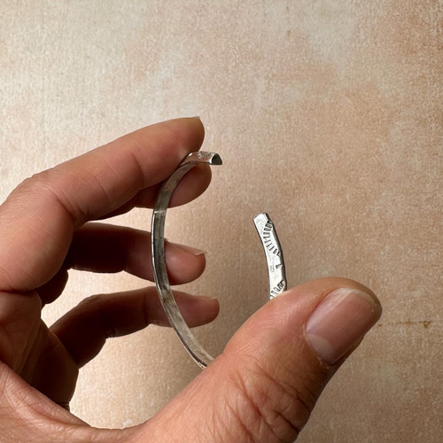 トライアングルシルバーバングルsilver950スタンプワーク彫金