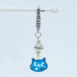 ブルーキャットスターキーホルダー 青い猫フェイスモチーフに星を散りばめたキーホルダー メタルビーズ 金具変更可 4枚目の画像