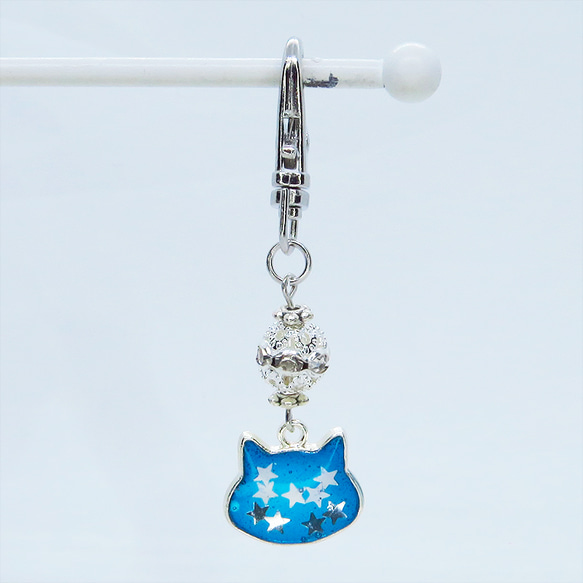 ブルーキャットスターキーホルダー 青い猫フェイスモチーフに星を散りばめたキーホルダー メタルビーズ 金具変更可 4枚目の画像