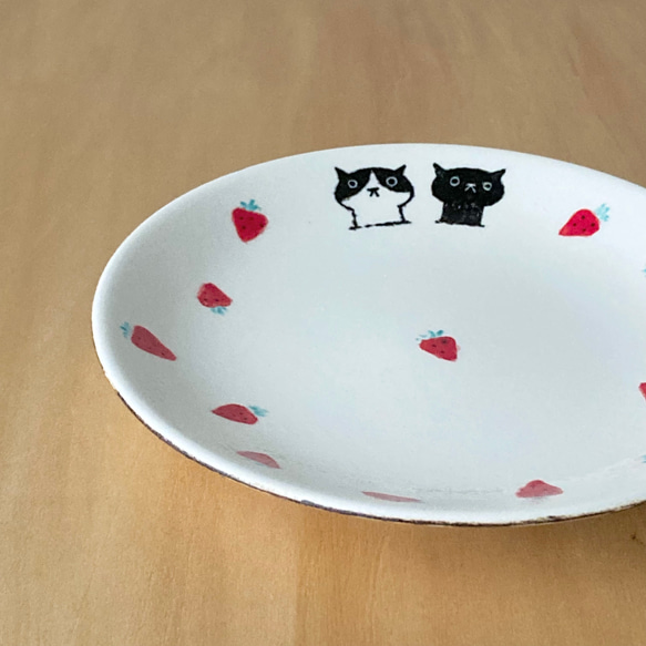 苺と猫小皿 Creema限定 ハチワレ猫＆黒猫 4枚目の画像