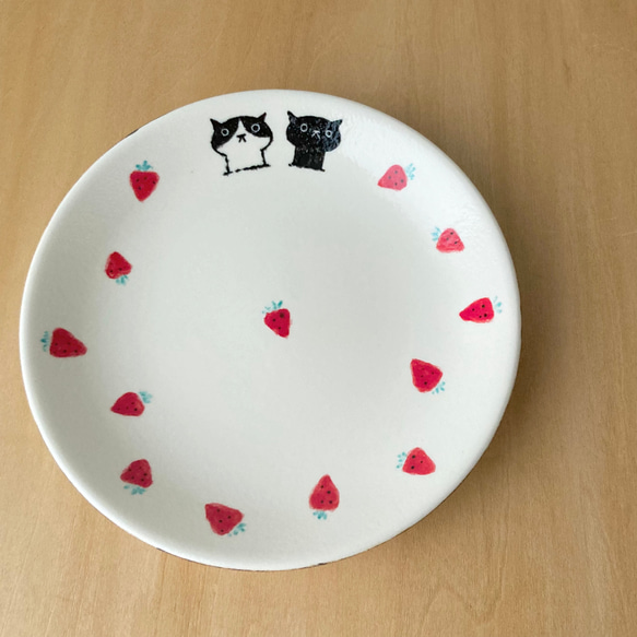 苺と猫小皿 Creema限定 ハチワレ猫＆黒猫 3枚目の画像