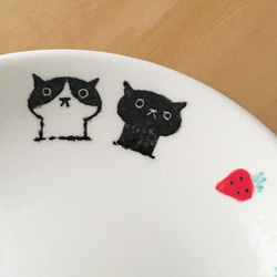 苺と猫小皿 Creema限定 ハチワレ猫＆黒猫 7枚目の画像