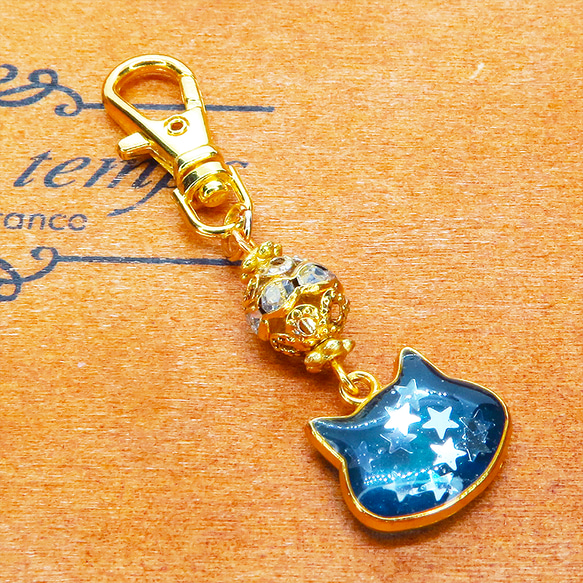 ブルーキャットスターキーホルダー ゴールドカラー 青い猫フェイスに星を散りばめたキーホルダー メタルビーズ 5枚目の画像